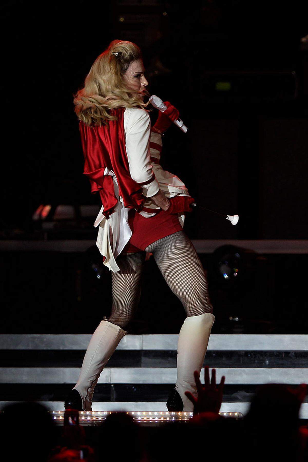 In Istanbul trat Popkönigin Madonna kurzfristig busenfrei auf - und sorgte für eine Menge Aufregung. Ein Strip zu der Nummer "Human Nature" endete mit einer freigelegten Brustwarze und einer Hand in der offenen Hose. Mit ihrer "MDNA Tour" sorgt die Künstlerin aber nicht zum ersten Mal für textile Skandale.