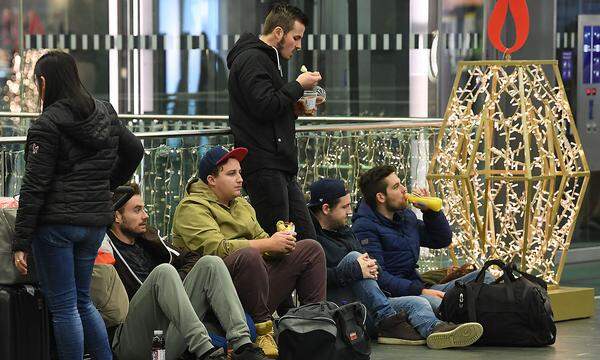 Zeit für einen Mittagssnack: Am Hauptbahnhof warten junge Passagiere auf die Weiterreise.  
