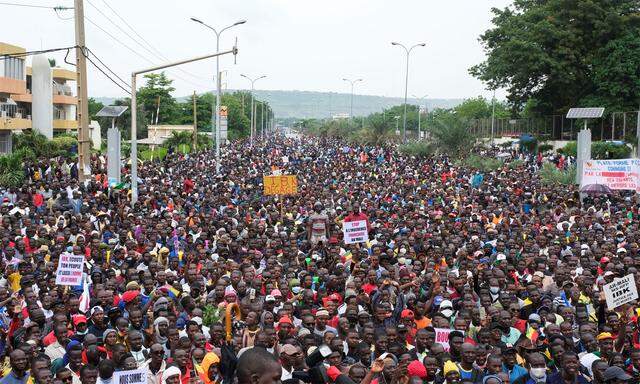Massendemonstration in Bamako am 11. August.