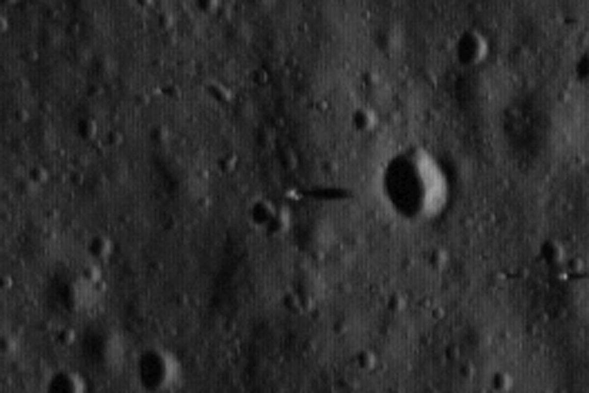 Auch der Mensch hat bereits seine Spuren am Mond hinterlassen. Im Zentrum dieses Bildes ist die Abstiegsstufe der Apollo 11 Mission zu erkennen. Sie ist an ihrem länglichen Schatten zu erkennen. Aus Gewichtsgründen waren die Mondlandefähren nämlich so konstruiert, dass nur ein als Aufstiegsstufe bezeichneter Teil den Mond mit den Astronauten wieder verließ. Die Abstiegsstufe ist am Mond geblieben.