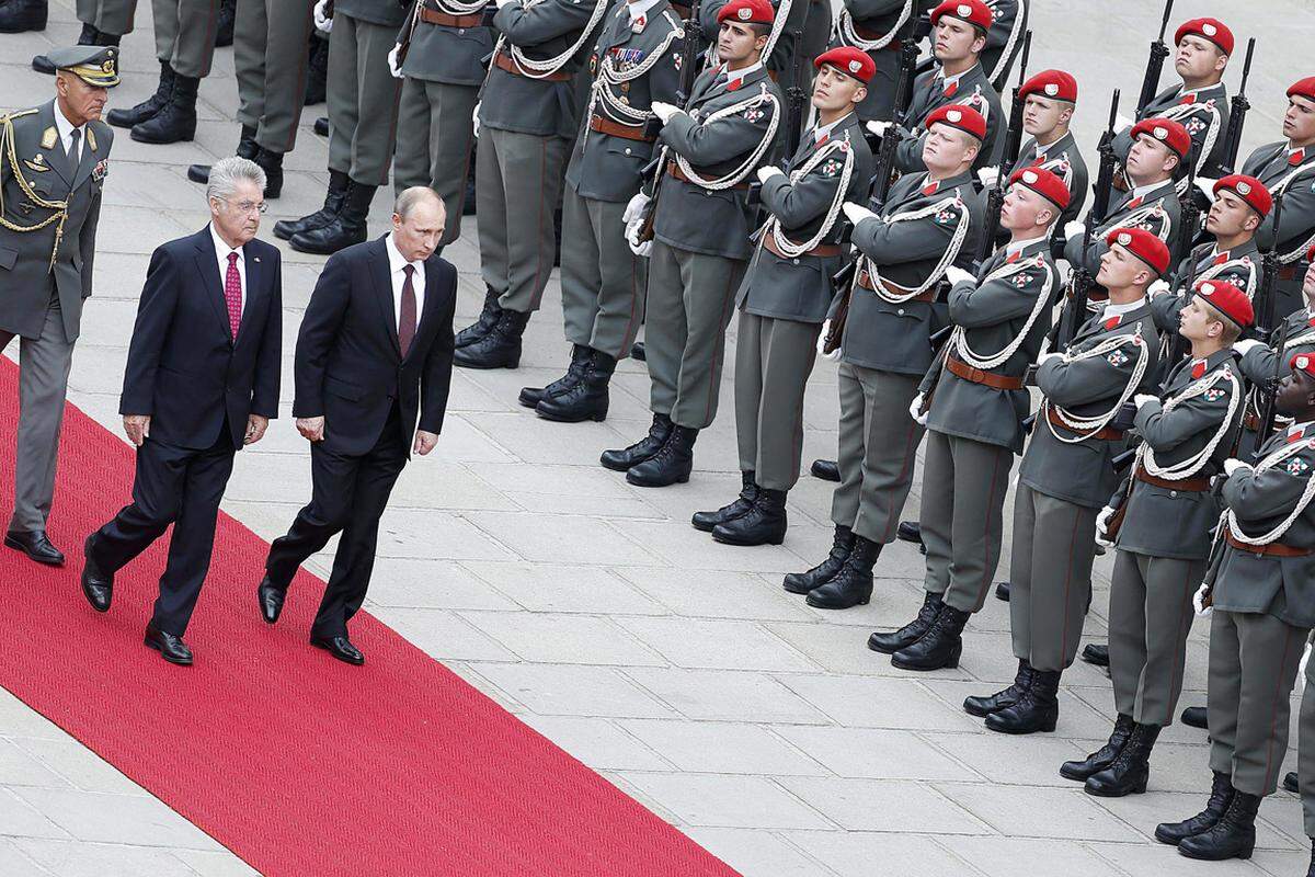 Putin ist am frühen Dienstagnachmittag gegen 15 Uhr in Wien im Inneren Burghof von Bundespräsident Heinz Fischer mit militärischen Ehren begrüßt worden. "Es gibt vieles zu besprechen, und vieles wo wir zusammenarbeiten können", sagte Putin. Es gebe Gemeinsamkeiten, aber auch Fragen die einer zusätzlichen Besprechung bedürfen, wozu es den Dialog brauche, so Putin.