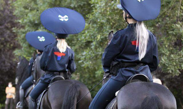 Flo Kasearus Fantasie-Polizistinnen auf ihrer (von Security schwer bewachten) Patrouille im Volksgarten. 