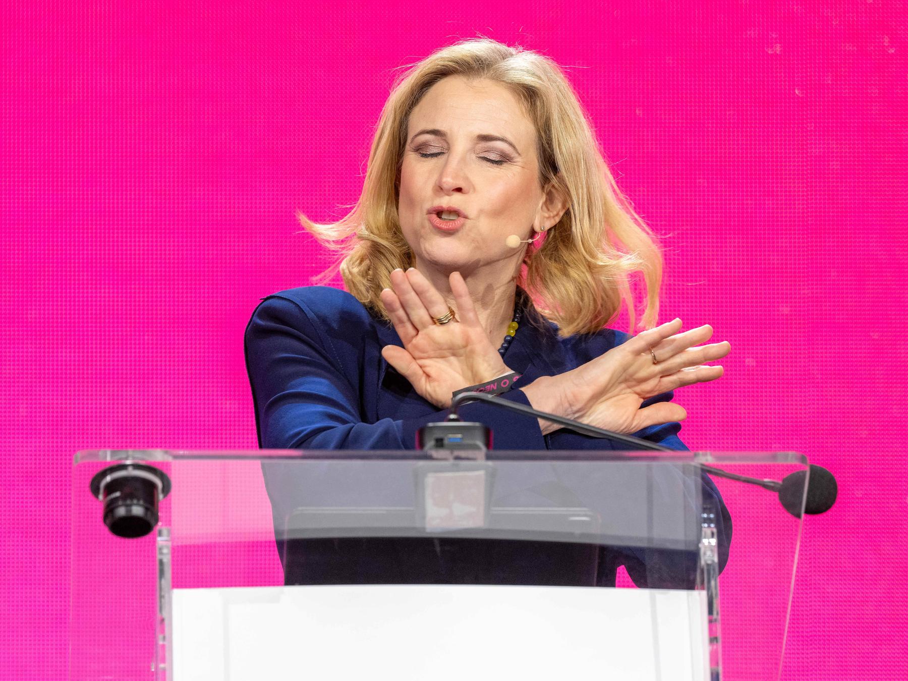 Neos: Reformen erfolgen „Schritt für Schritt“