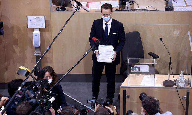 Die Schulden des Staates steigen zwar, der Zinsaufwand wurde zuletzt aber immer geringer. Im Bild: ÖVP-Finanzminister Gernot Blümel vor seiner Budgetrede im Oktober.