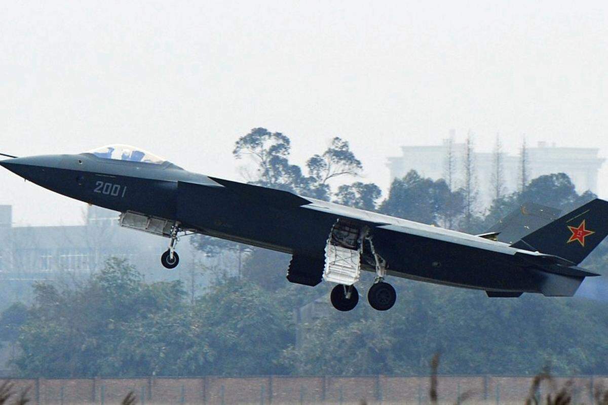 Experten sehen in Chinas erstem im Radar unsichtbaren Kampfflugzeug ziemliche Ähnlichkeiten mit dem russischen (nicht-Stealth) Luftüberlegenheitsjäger MiG 1.44, der aber nie in Serie erzeugt wurde.