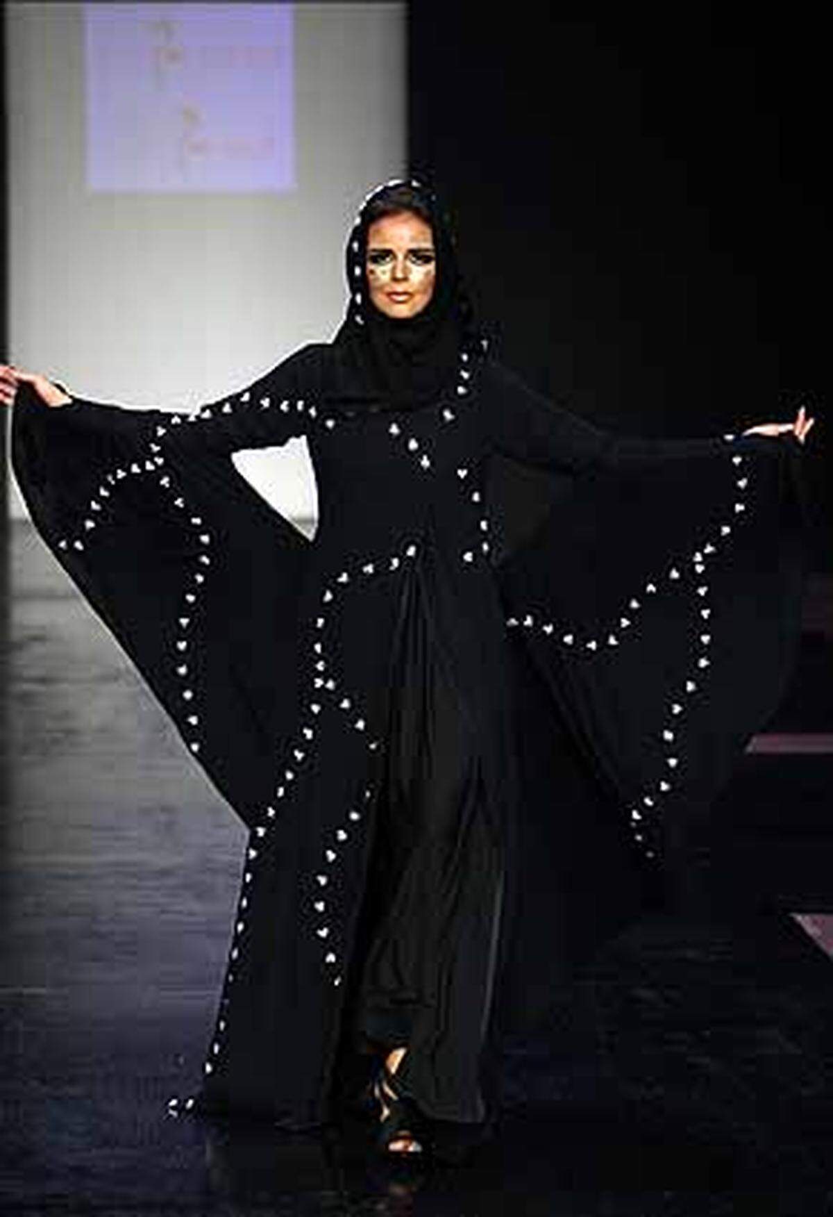 Arabia Fashion Week, Designer: Red Flower