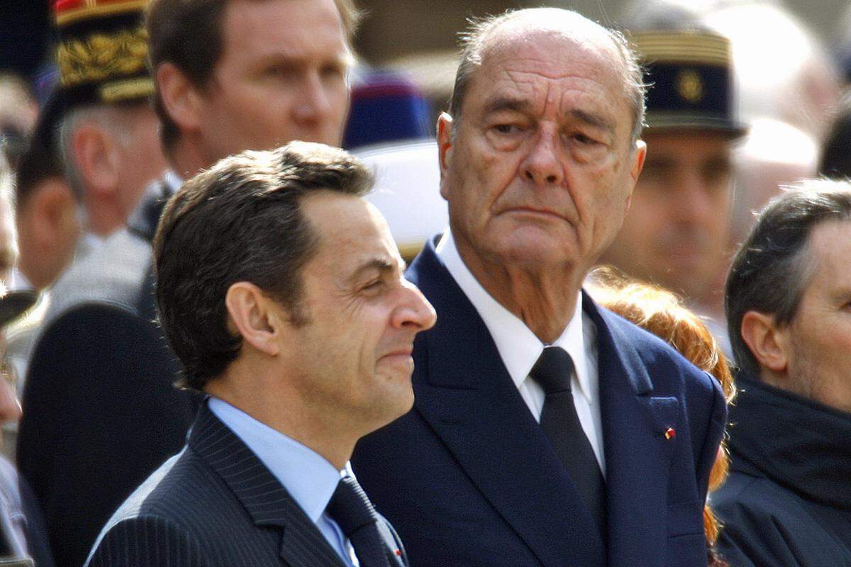 Von 1993 bis 1995 war Sarkozy Haushaltsminister. Im Wahlkampf für die Präsidentschaftswahl 1995 sorgte er für Furore, als er nicht seinen Parteichef Jacques Chirac, sondern dessen Konkurrenten Edouard Balladur unterstützte. Das Verhältnis zwischen Chirac und Sarkozy gilt seither als zerrüttet. Von 2002 bis 2004 war Sarkozy Innenminister und ging entschlossen gegen Kriminalität vor.