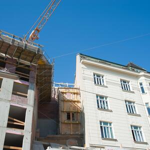 Die Immobilienpreise haben sich laut Raiffeisen trotz gegenteiliger Befürchtungen zuletzt „überraschend resilient“ gezeigt. 