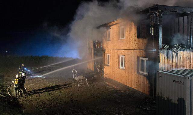 Archivbild: Brand in einer fertig gebauten aber noch nicht bezogenen Asylwerber-Unterkunft in Altenfelden (Oberösterreich) am 1. Juni. Die Täter sind weiter unbekannt.