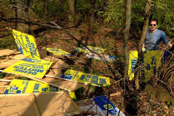 Wirklich unsaubere Tricks gibt es vor allem im Bezug auf die Plakate der ÖH-Fraktionen. Da wäre einmal die Tatsache, dass Plakate oder Plakatständer einzelner Fraktionen von Konkurrenten aus der Stadt entfernt werden, wie das zuletzt den Jungen Liberalen (JuLis) passierte: Sie fanden zwei Dutzend ihrer Plakatflächen am Wiener Leopoldsberg wieder – mitten im Wald. Täter: unbekannt.