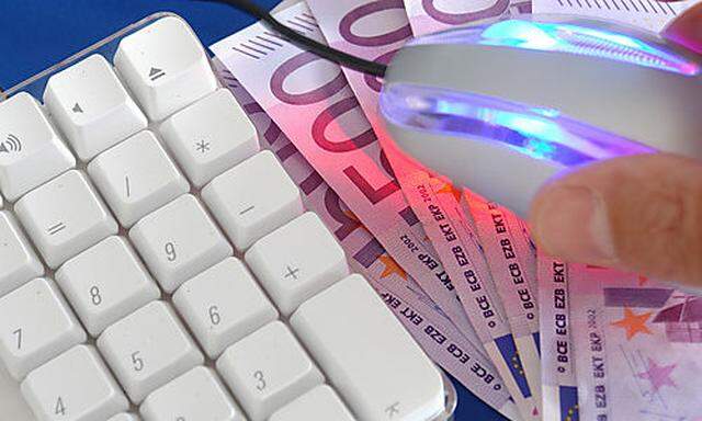 Euroscheine und Tastatur - banknotes and keyboard