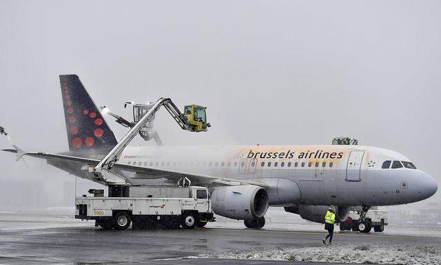 Illustration picture shows some de icing spread on a plane of Brussels Airlines beacuse of the snow