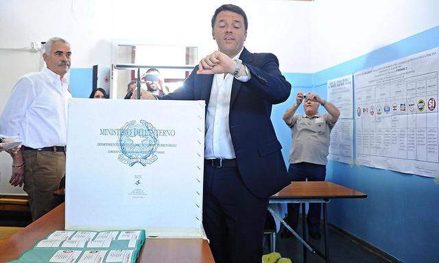 Matteo Renzi bei seiner Stimmabgabe.