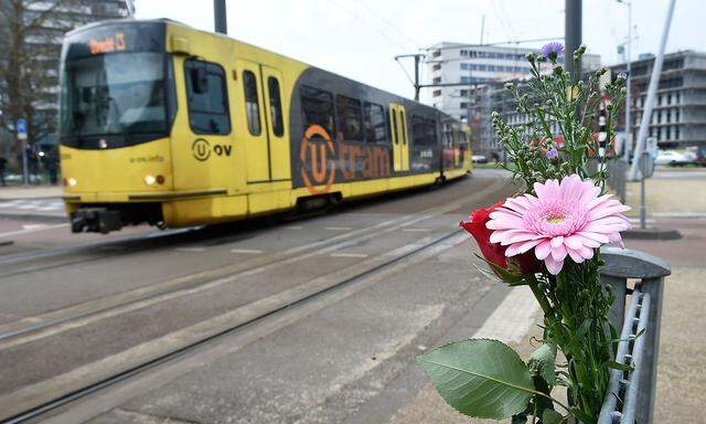 Am Platz des 24. Oktobers in Utrecht erinnern Blumen an die Opfer der Schussattacke.