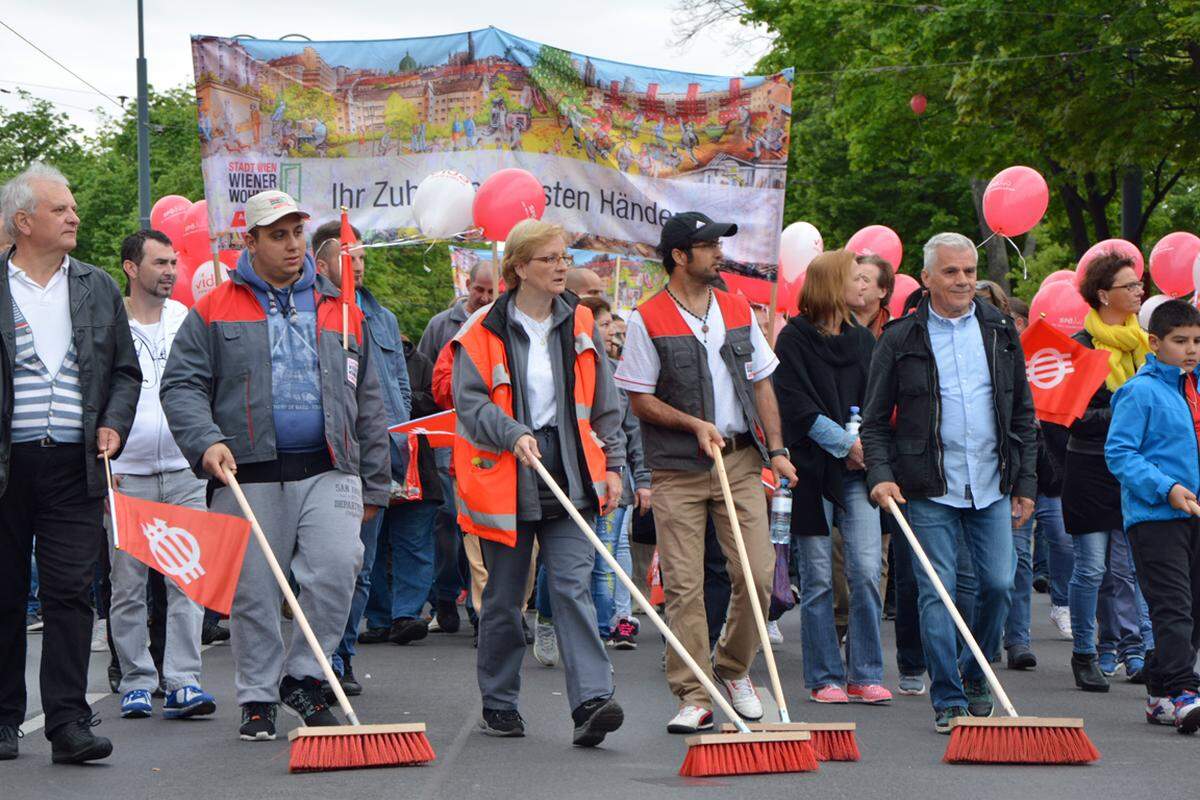 "Wir wissen, wie Arbeit aussieht", stimmt eine "Kehrerin" zu. Um das sichtbar zu machen, haben sie und ihre Kollegen auch gleich ihr Werkzeug mitgebracht.