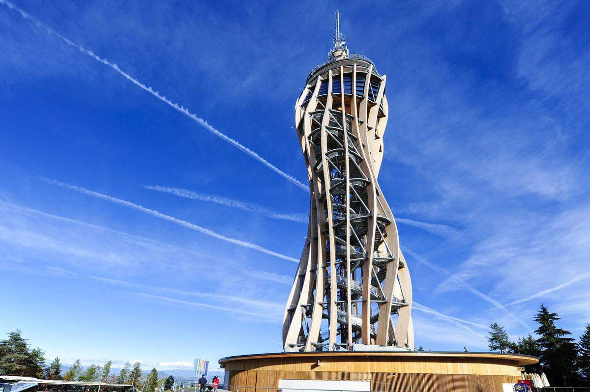 Der Pyramidenkogel ist ebenfalls ein Ausflugsziel, das nicht mit Höhe, sondern mit der Aussicht und der Aussichtsplattform punkten kann. 28.794 Einträge gibt es davon auf Instagram.