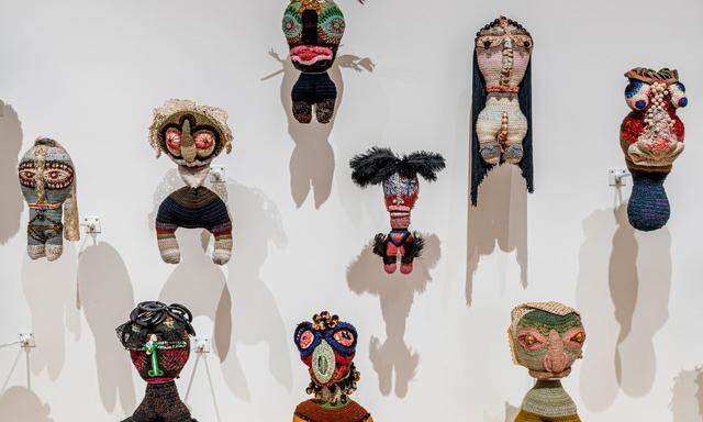 Eine Museumswand voller „Puppas“ – sie entstanden Jahre vor jenen von Louise Bourgeois.  