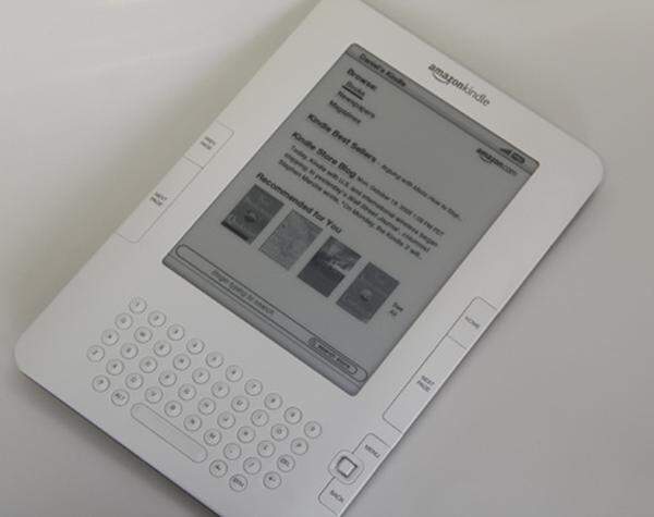 Eigentlich handelt es sich bei dem aktuellen Gerät ja schon um Kindle 2. Die erste Version war nur von November 2007 bis Februar 2009 auf dem Markt. Mit dem neuen Modell gelingt der Bildaufbau besser, außerdem wurde eine Sprachausgabe für Bücher integriert - die allerdings nur funktioniert, wenn es die jeweiligen Rechteinhaber erlauben.