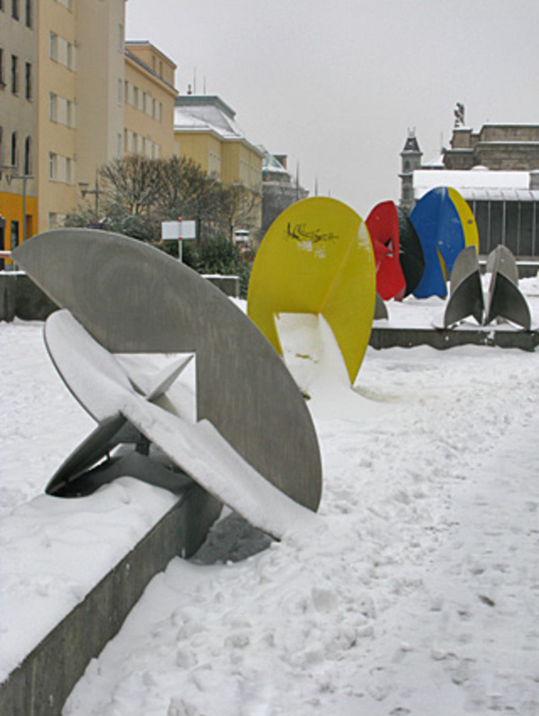 ... und Skulpturen sah man bei der Wasserwelt im 15. Bezirk am Freitag. Neben den Gehwegen hatte es auch nicht viel mehr als zehn Zentimeter.