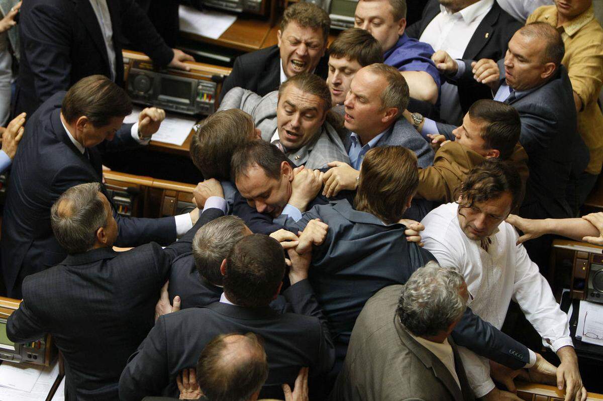 Am Tag der Auseinandersetzungen in Kapstadt flogen auch im Parlamentsgebäude der ukrainischen Hauptstadt Kiew die Fäuste. Wieder einmal. Zwei Politiker lieferten sich am Gang einen Faustkampf. Das ukrainische Parlament ist als Schauplatz von Schlägereien berüchtigt, wie auch dieses Bild vom 22. Juli 2014 zeigt.