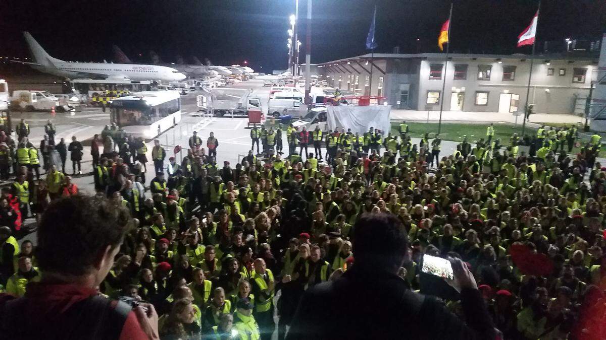 Jedem Fluggast, der von Bord ging, wurde von der Mannschaft am Boden zugejubelt. Als "Airline mit Herz" hatte sich Air Berlin vermarktet - diese Herzlichkeit wollte man auch beim Abschied zeigen.