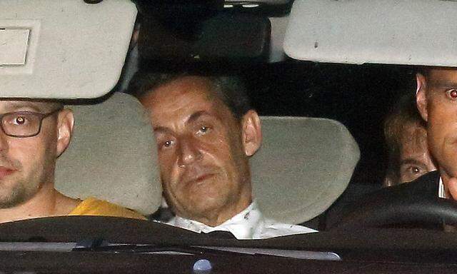 Ex-Präsident Sarkozy wird im Polizeiauto zum Gericht gebracht.