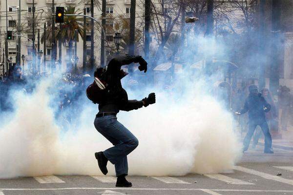 Mehrere Demonstranten attackierten die Polizei, die anschließend sofort Tränengas einsetzte. Die Randalierer spalteten sich auf und zündeten in verschiedenen Teilen der Stadt gleichzeitig Geschäfte und Banken an.