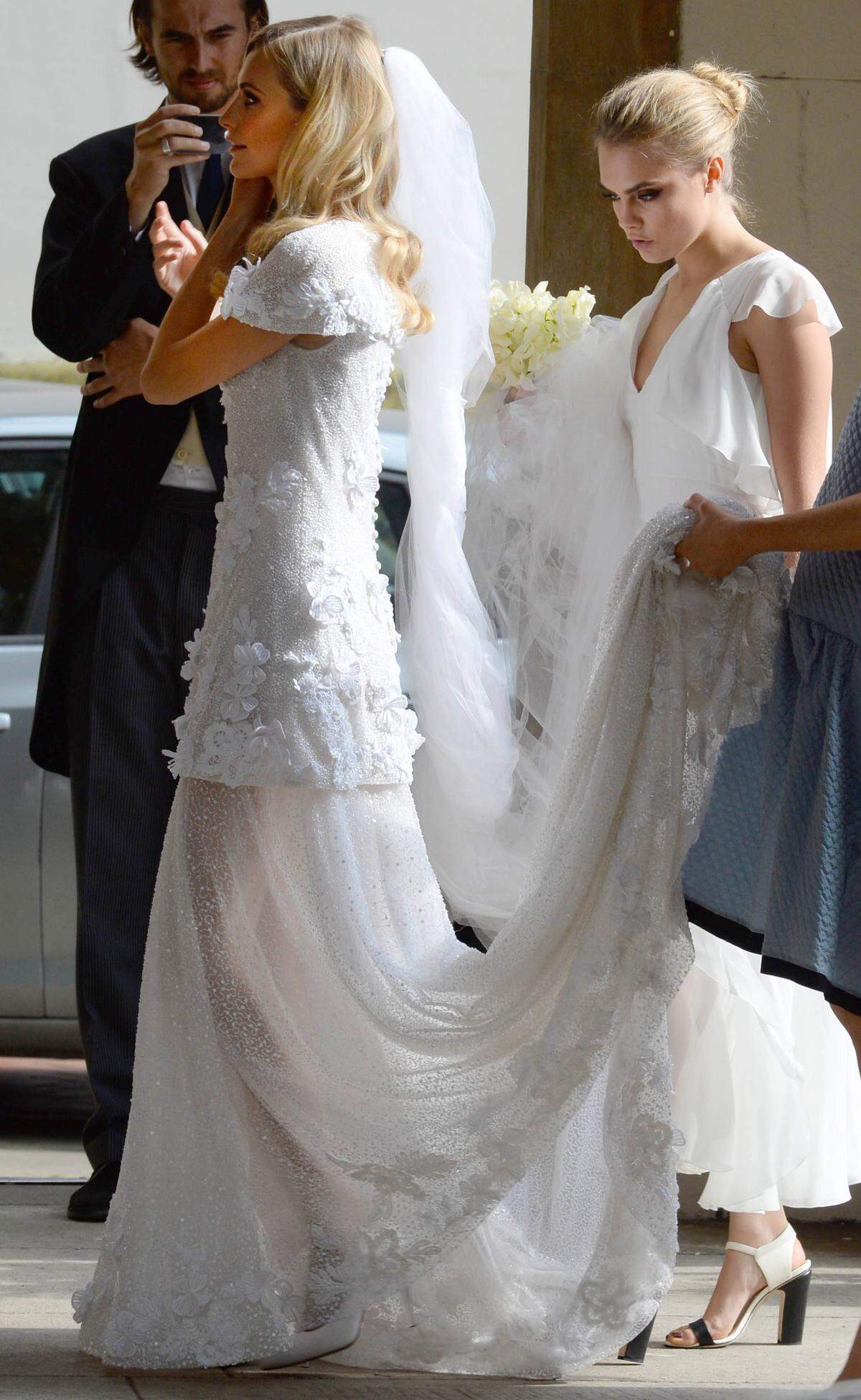 Das sind Poppy Delevingne und James Cook. Sie präsentierte sich an ihrem Hochzeitstag im Jahr 2014 in einem schlanken Entwurf von Chanel. 