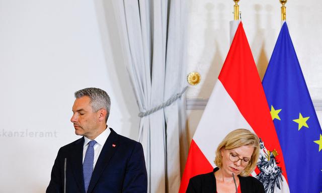 Austrian Chancellor Karl Nehammer and Austrian Minister of Climate Action and Energy Leonore Gewessler attend a news conference in Vienna, Austria September 7, 2022. REUTERS/Lisa Leutner