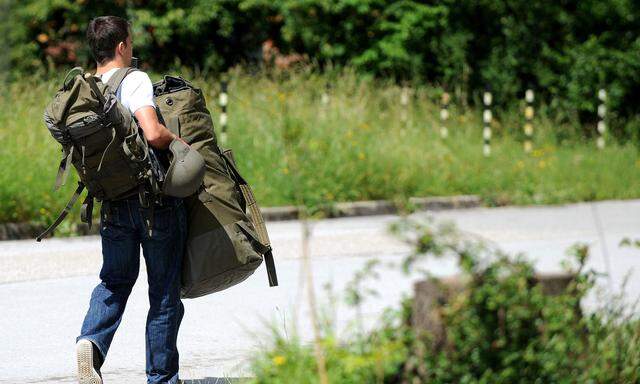 In Horn mussten die Soldaten trotz 36 Grad zu einem Marsch antreten – ein Rekrut verstarb an Überhitzung.