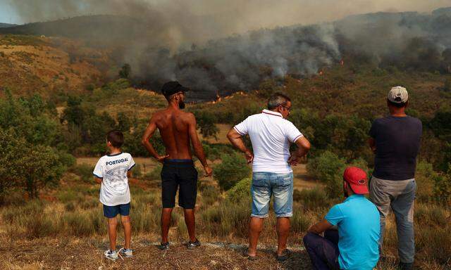 Viele Gemeinden in Portugal sind von Flammen umzingelt, die Bewohner beobachten den Lauf des Feuers.