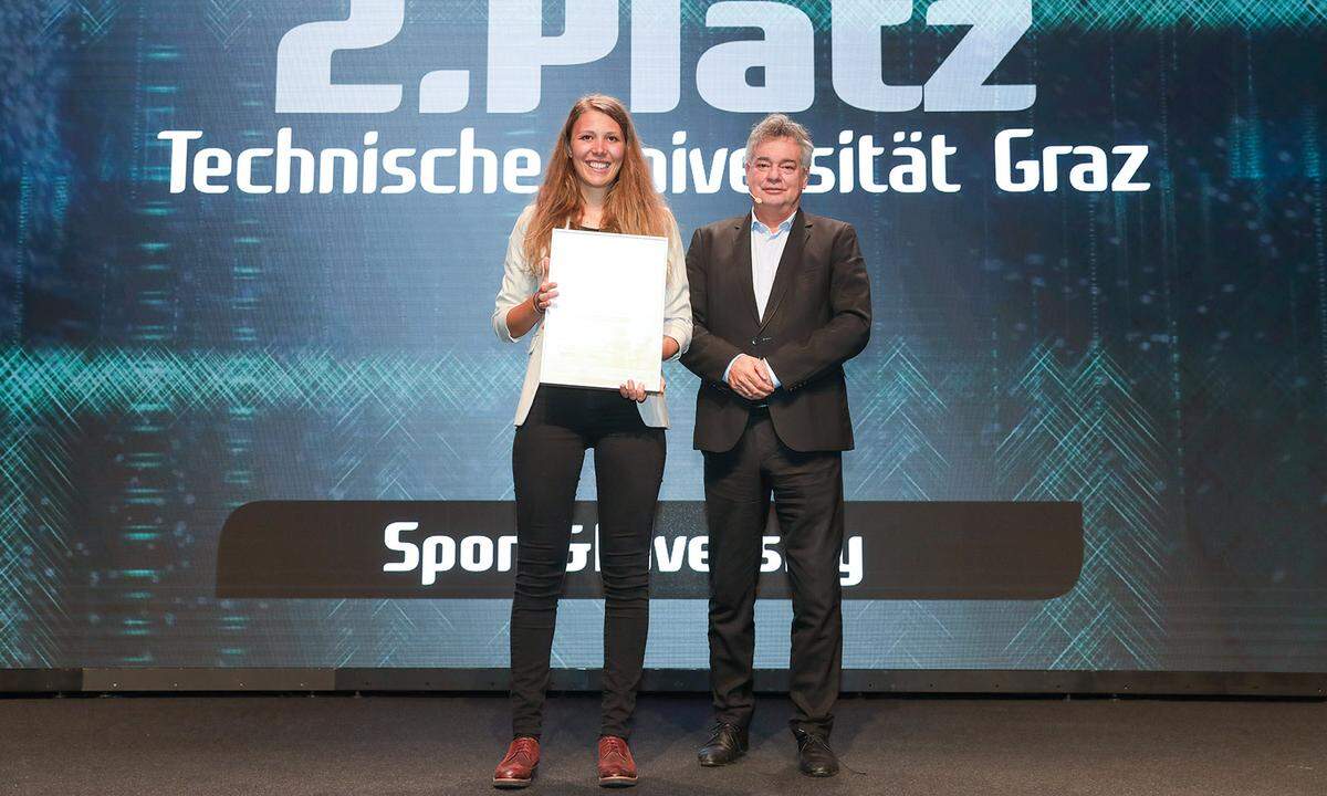 Den zweiten Platz der Kategorie Sport & Diversion durfte Werner Kogler in seine Heimatstadt Graz verleihen – an die Technische Universität. In die Kamera strahlte Melanie Graf-Mandl, Betriebliches Gesundheitsmanagement.