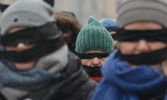 Die Proteste gegen die Gängelung der polnischen Justiz halten an. Nun müssen die EU-Mitgliedstaaten zu den Vorwürfen der EU-Kommission Stellung nehmen.