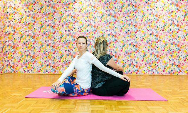 Olivera Stolevski hat Gebärdensprache gelernt, nun bietet sie in Wien Favoriten Yogakurse an – hier mit einer ihrer Schülerinnen.