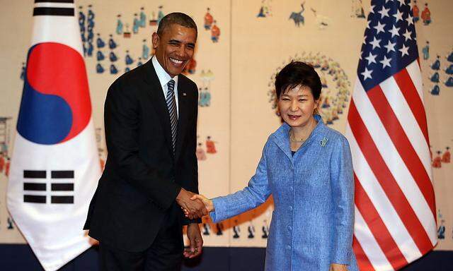 Südkoreas Präsidentin Park Geun-hye und US-Präsident Barack Obama vor dem Kameras.