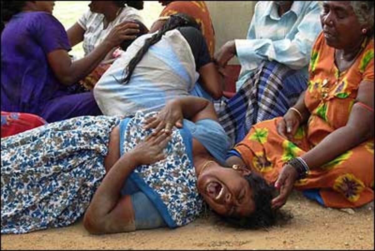 Weiße Strände, Palmen, türkises Meer. Die Insel Sri Lanka im Indischen Ozean ist ein wahres Paradies. Und doch herrschen dort seit Jahren blutige Kämpfe. Die Insel wird seit 2000 Jahren von Tamilen und Singhalesen bewohnt. Während der Kolonialzeit wurden die gebildeteren Tamilen, viele aus Indien, von den Engländern als Verwaltungsbeamte eingesetzt. Mit der Unabhängigkeit wollten die Singhalesen diesen Machtvorsprung beseitigen. 1983 eskalierte der Konflikt. Waffenstillstände wurden immer wieder gebrochen. Der letzte im Juli 2006.