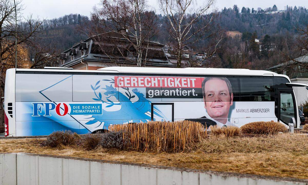 Der 42-Jährige unterzog die Landes-FPÖ seit seiner erstmaligen Wahl zum Landesparteichef im Jahr 2013 einem Wandel: Weg vom relativ angepassten, sachpolitisch orientierten Kurs seines Vorgängers Gerald Hauser, hin zu scharfer, kantiger, polarisierender Oppositionsrhetorik. Kritisiert wurde dabei stets, dass der Rechtsanwalt die Partei damit auch mehr nach rechts rückte - sowohl in inhaltlicher als auch in personeller Hinsicht.