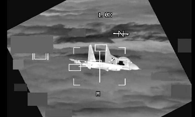 Das US-Verteidigungsministerium veröffentlichte Bilder des sich nähernden Jets.