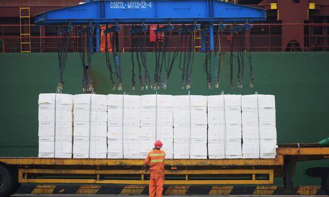 Entladung eines Frachtschiffs in Qingdao, China. Auch Europa wird unter den Kollateralschäden des Handelskriegs der USA gegen China leiden, sagt Jeffrey Sachs.  