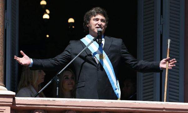 „Heute fängt eine neue Ära an. Heute beginnt der Wiederaufbau Argentiniens“: Milei stimmte die Bevölkerung auf eine wirtschaftliche Rosskur ein.