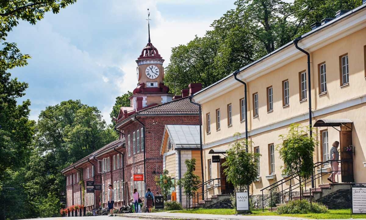 Renoviert. In der Dorfstraße reihen sich Läden, Ateliers und Cafés wie Perlen an einer Schnur. 