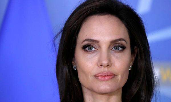 Angelina Jolies Mutter, Großmutter und Tante starben an Krebs. Vorsorglich ließ sich die Schauspielerin die Eierstöcke entfernen und unterzog sich einer Brustamputation.