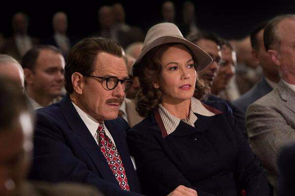 Bryan Cranston in ''Trumbo''   Cranston spielt den Schriftsteller Dalton Trumbo, der in dem McCarty-Ära auf die "schwarze Liste" gerät - und aufgrund seiner kommunistischen Vergangenheit drangsaliert wird.    