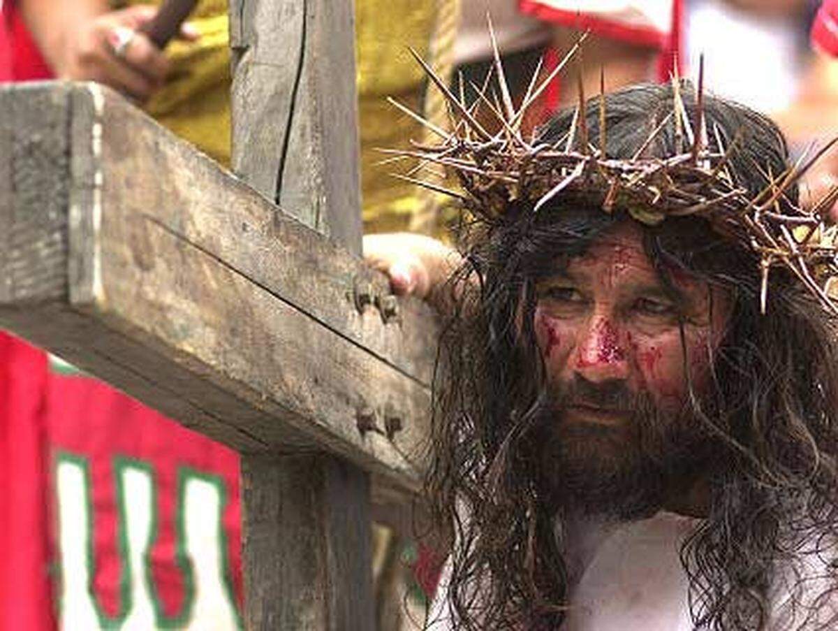 Am Palmsonntag gedenken die Christen mit einer Prozession des Einzugs Jesu in Jerusalem. In Spanien und Lateinamerika finden zu Ostern bei den Prozessionen auch Passionsspiele statt, die der Bevölkerung das Leiden Christi näher bringen sollen.