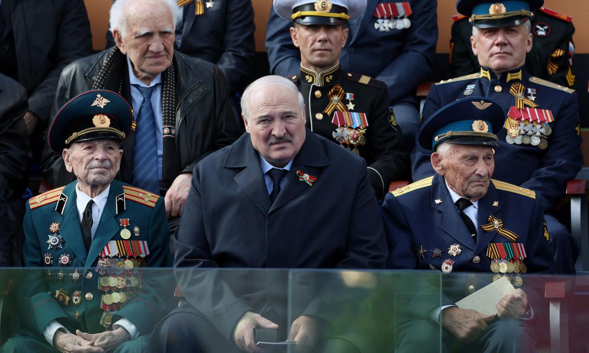 Am 9. Mai zum "Tag des Sieges" über Nazideutschland im Zweiten Weltkrieg stellten Beobachter fest, dass der belarussische Präsident einen geschwächten Eindruck machte.