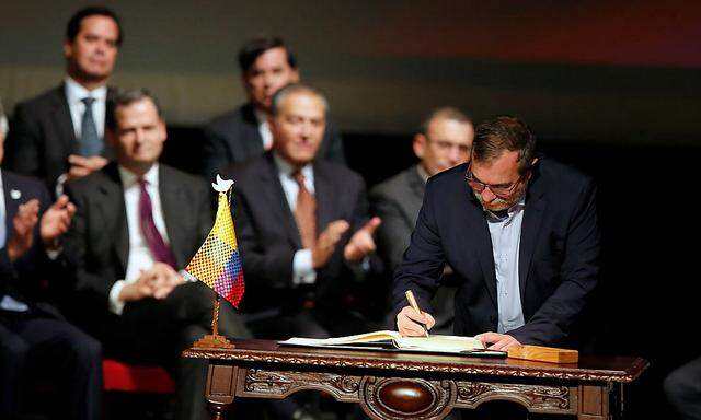 Der FARC-Führer bei der Unterzeichnung.