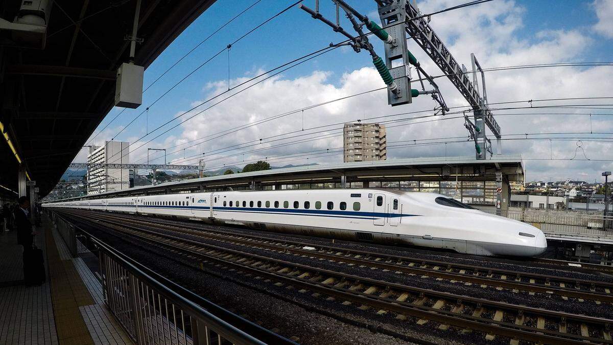Seit vielen Jahren steht der japanische Shinkansen für Höchstgeschwindigkeit: Schon bei den Olympischen Spielen im Jahr 1964 wurden die 200 Stundenkilometer geknackt. Im Regelbetrieb rast der Zug mittlerweile mit bis zu 320 Stundenkilometern durch Japan. Bei einem Testlauf erreichte man sogar eine Höchstgeschwindigkeit von 443 km/h. Es ist aber noch mehr möglich.