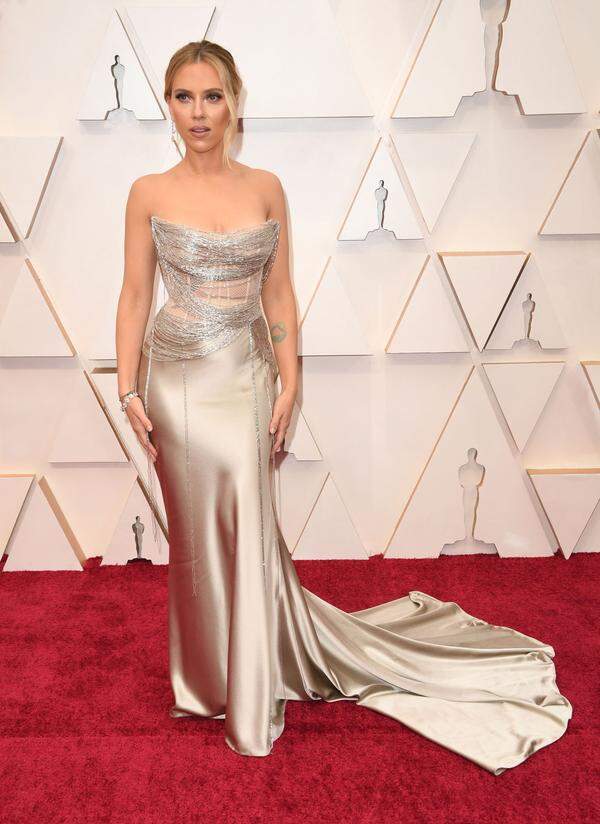 Einen Hauch Sexappeal brachte Scarlett Johansson in Oscar de la Renta auf den roten Teppich.