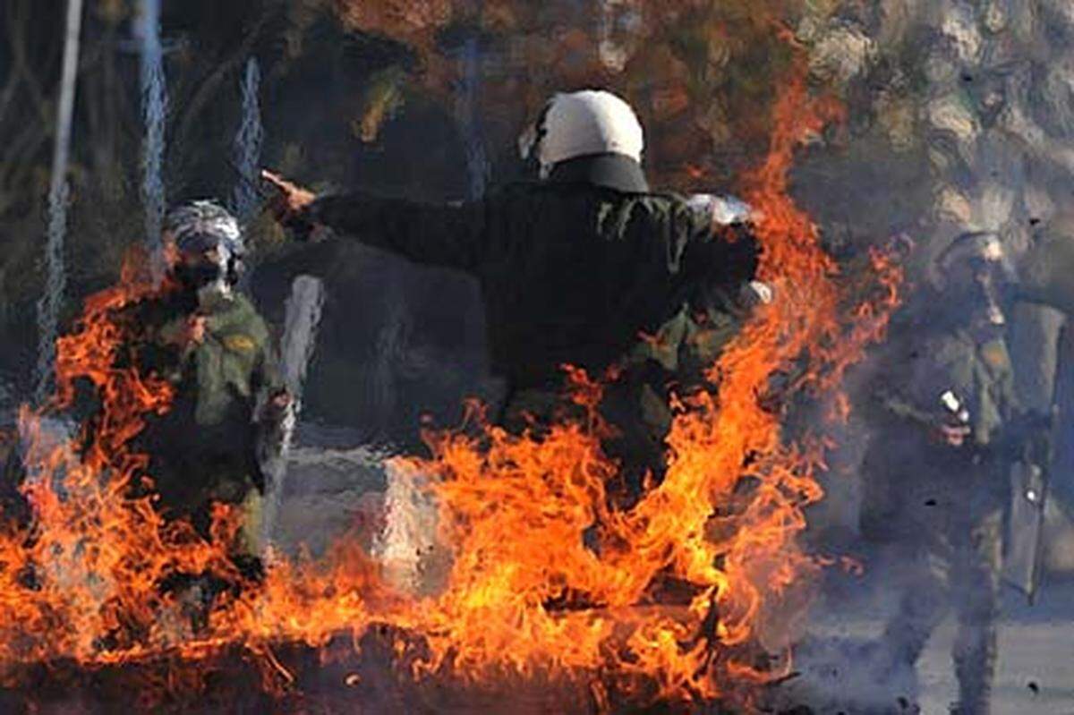 Seit Anfang Dezember kommt es in Athen und anderen griechischen Städten zu gewalttätigen Zusammenstößen zwischen der Polizei und Demonstranten.