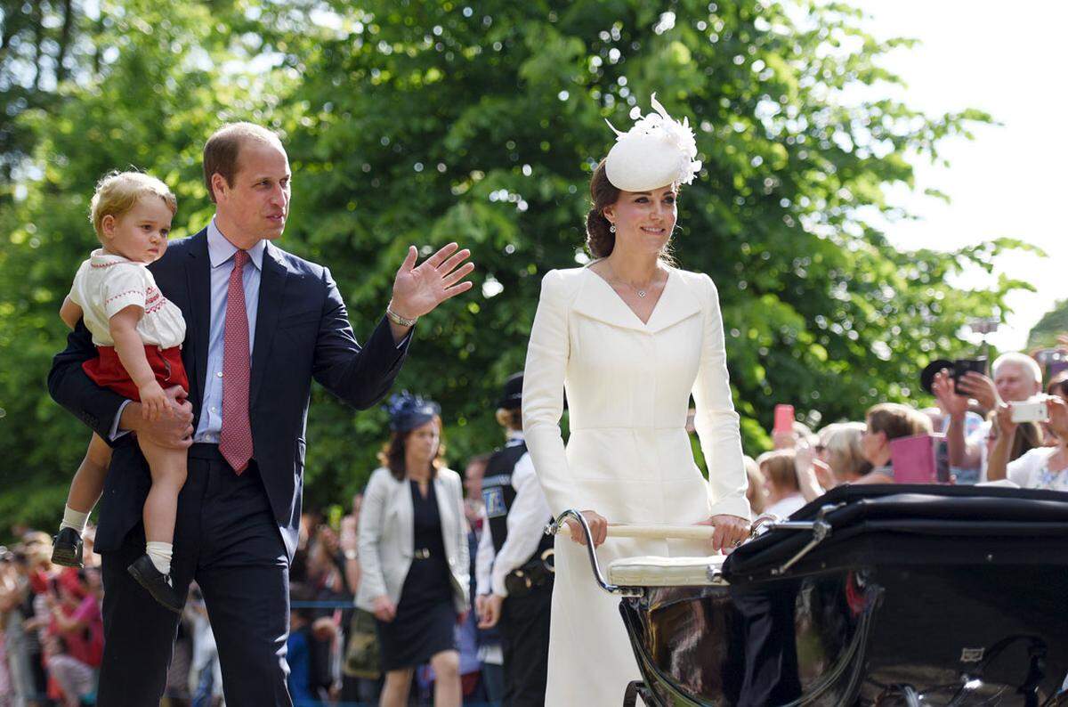 Vor allem die Hochzeit von Prinz William und Kate sowie die Geburt ihrer Kinder George und Charlotte ließ die Briten jubilieren. Über George verriet dessen Mutter in einer BBC-Dokumentation, dass der knapp Dreijährige seine Uroma "Gan-Gan" nennt.